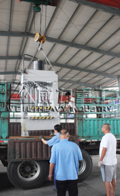 龍門(mén)液壓機(jī)裝車發(fā)貨